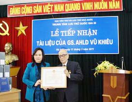 Receiving rare documents of Prof Vu Khieu